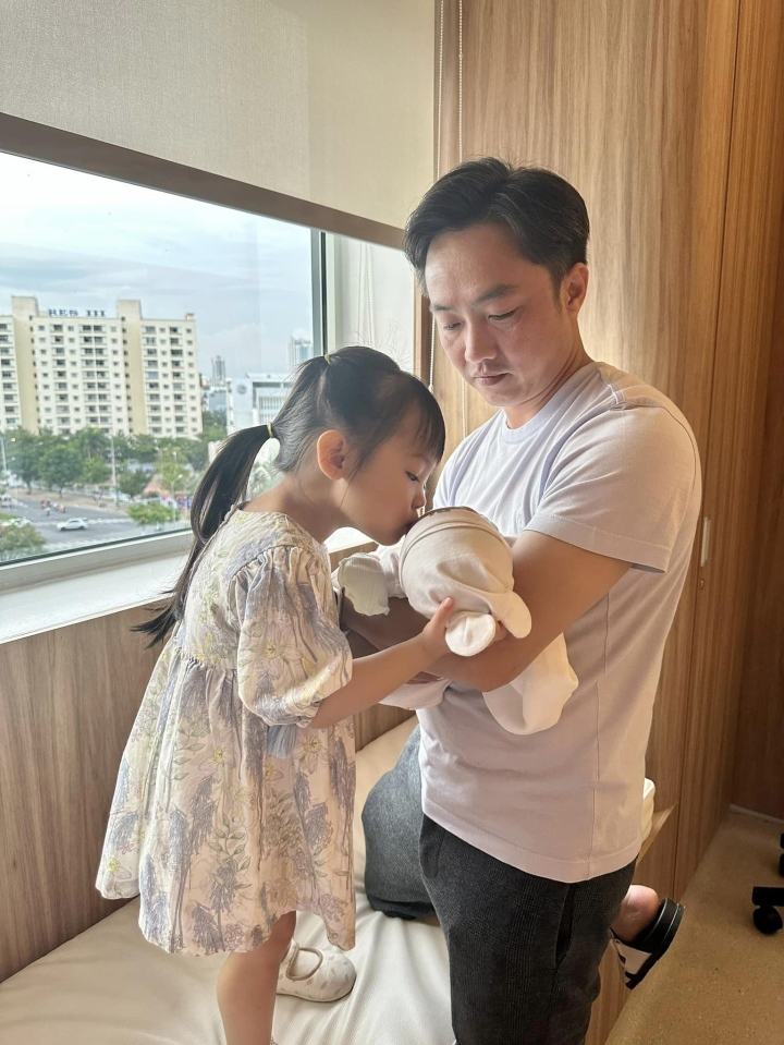 Đàm Thu Trang chính thức lâm bồn sinh con thứ 2 cho Cường Đô La, diện mạo giống bố y khuôn - Hình 4