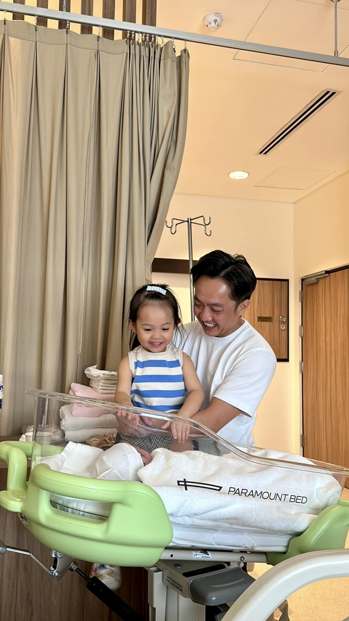 Đàm Thu Trang chính thức lâm bồn sinh con thứ 2 cho Cường Đô La, diện mạo giống bố y khuôn - Hình 1