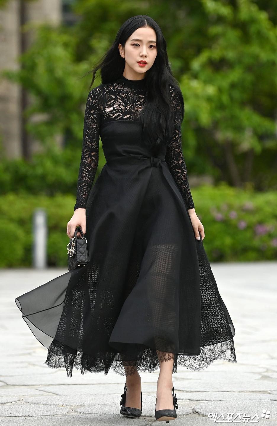 Jisoo (BLACKPINK) bị cho đứng sau bảo vật quốc dân Kim Yuna, dân tình phản ứng gay gắt - Hình 3