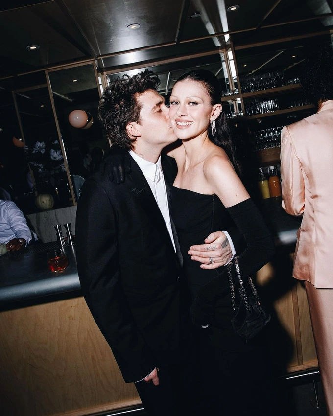 Brooklyn Beckham và vợ tỷ phú đụng độ tình cũ tại siêu thị và màn đáp trả chuyện ăn bám? - Hình 5