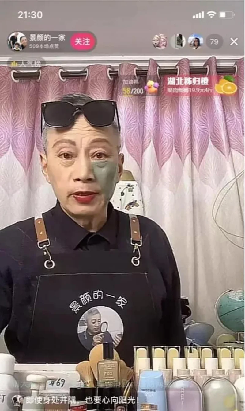 Cụ ông U80 vẫn livestream bôi son đánh phấn, biết lý do đằng sau ai cũng rơi nước mắt - Hình 1