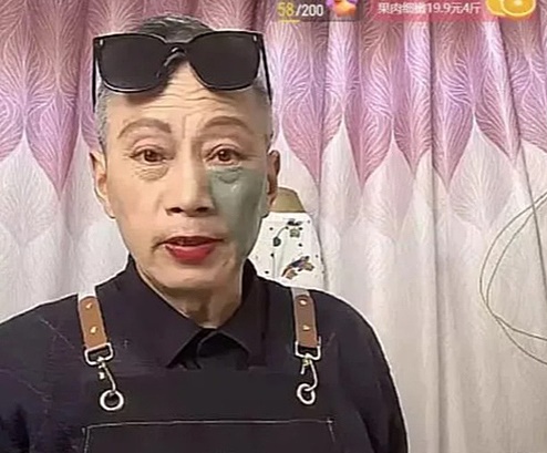 Cụ ông U80 vẫn livestream bôi son đánh phấn, biết lý do đằng sau ai cũng rơi nước mắt - Hình 7