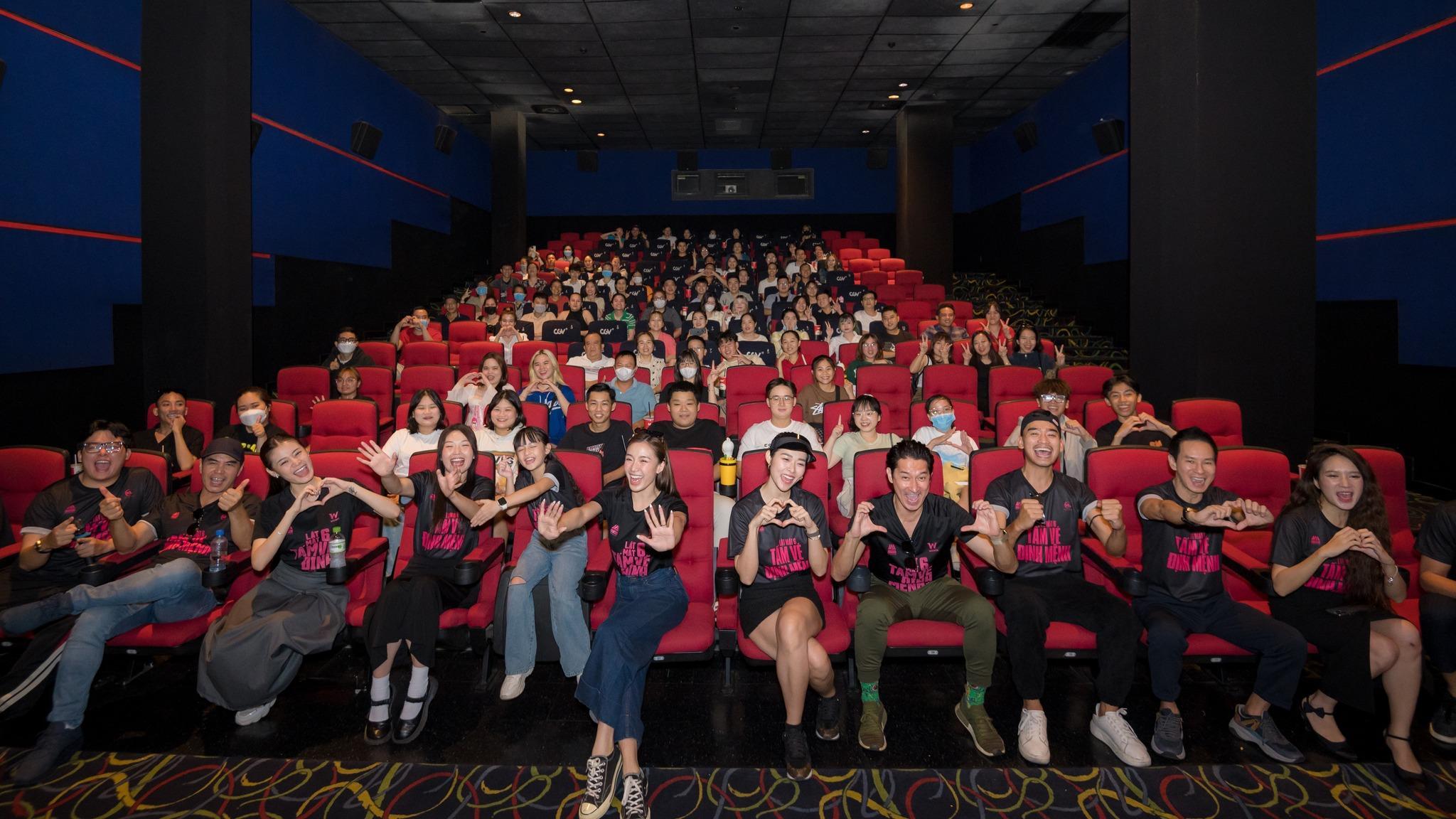 Lý Hải - Minh Hà cùng đoàn phim Lật Mặt 6 gặp sự cố lúc cinetour, ai cũng sợ tái mặt, toát mồ hôi - Hình 9