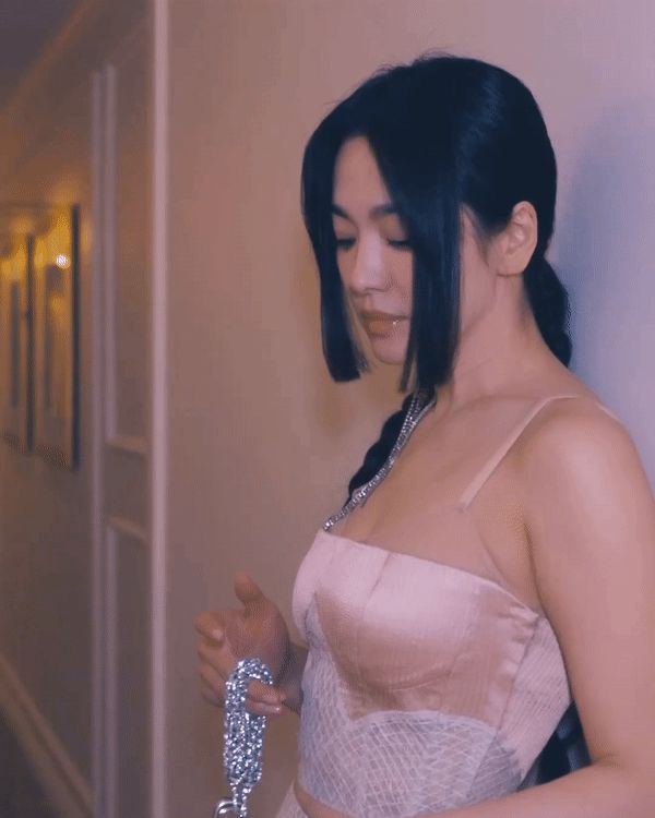 Song Hye Kyo gây chú ý trong clip hậu trường Met Gala 2023: Phải zoom thật kỹ cận mặt và hình slow motion mới thấy điểm trừ này - Hình 2