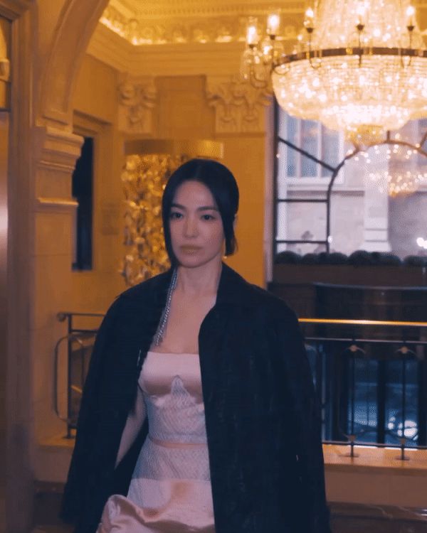 Song Hye Kyo gây chú ý trong clip hậu trường Met Gala 2023: Phải zoom thật kỹ cận mặt và hình slow motion mới thấy điểm trừ này - Hình 5