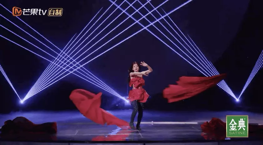 Chi Pu khoe cận visual đỉnh chóp trên show Trung, màn thay váy trên sân khấu gây bão - Hình 6
