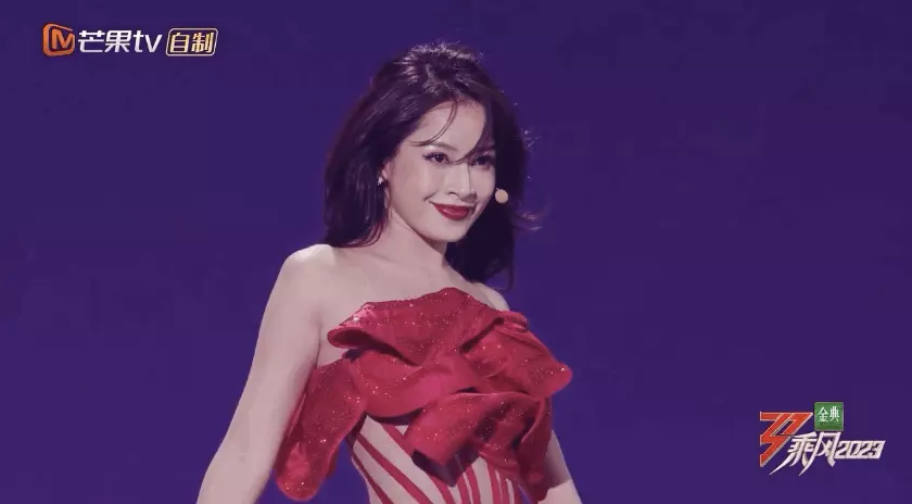 Chi Pu khoe cận visual đỉnh chóp trên show Trung, màn thay váy trên sân khấu gây bão - Hình 8