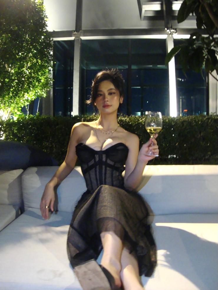 Hot girl tạp hoá Thanh Hoá, Bình Phước: Mặt đẹp, dáng xinh, mặc bình dân vẫn vạn người mê - Hình 2