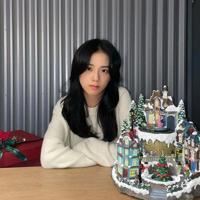 Jung Hae In: Nam thần may mắn dính tin đồn tình ái với 2 nữ thần đẹp nhất làng điện ảnh và làng nhạc xứ Hàn - Hình 9
