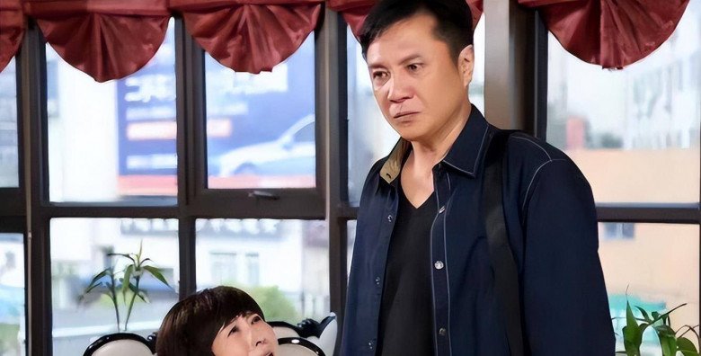Ly hôn xong tức tối tháo ảnh cưới mang vứt, thấy thứ rơi ra sau khung ảnh tôi cầu xin vợ tha thứ - Hình 2