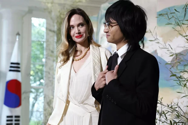 Maddox - Cậu cả nhà Angelina Jolie khoe kiểu tóc mới giống idol Hàn, bị chê thua xa Pax Thiên 1 điểm - Hình 3
