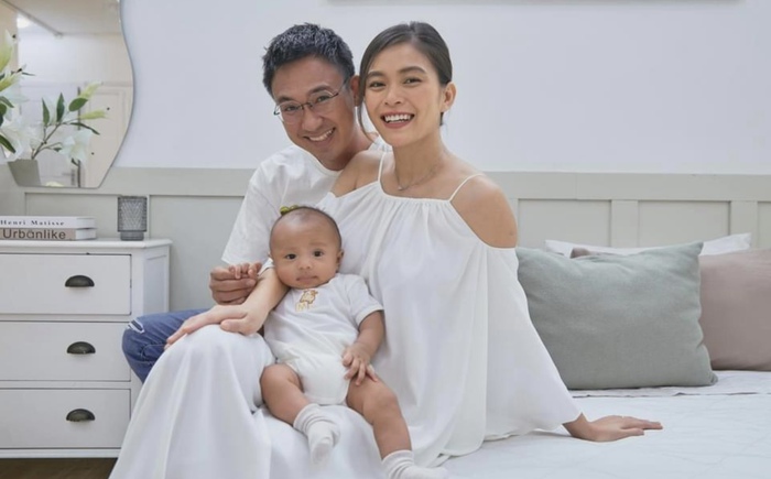 Mâu Thuỷ đăng ảnh bên gia đình nhỏ, con trai như khuôn đúc với ông xã - Hình 1