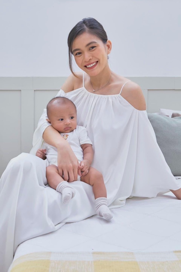 Mâu Thuỷ đăng ảnh bên gia đình nhỏ, con trai như khuôn đúc với ông xã - Hình 2