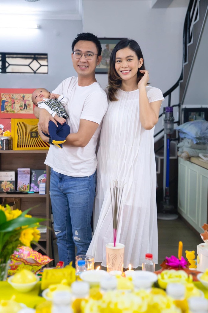 Mâu Thuỷ đăng ảnh bên gia đình nhỏ, con trai như khuôn đúc với ông xã - Hình 3