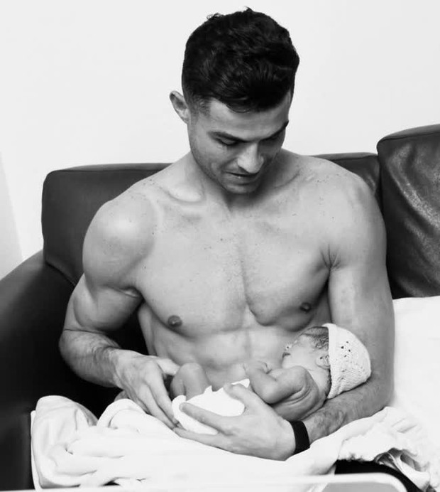 Ronaldo và bạn gái Georgina bị tóm sống ở bệnh viện, hành động khiến nhiều người phát sốc - Hình 2