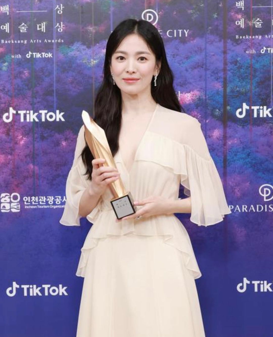 Song Hye Kyo bị đào lại chuyện ngoại tình, thái độ gây sốc của Park Bo Gum khiến CĐM đặt nghi vấn - Hình 1