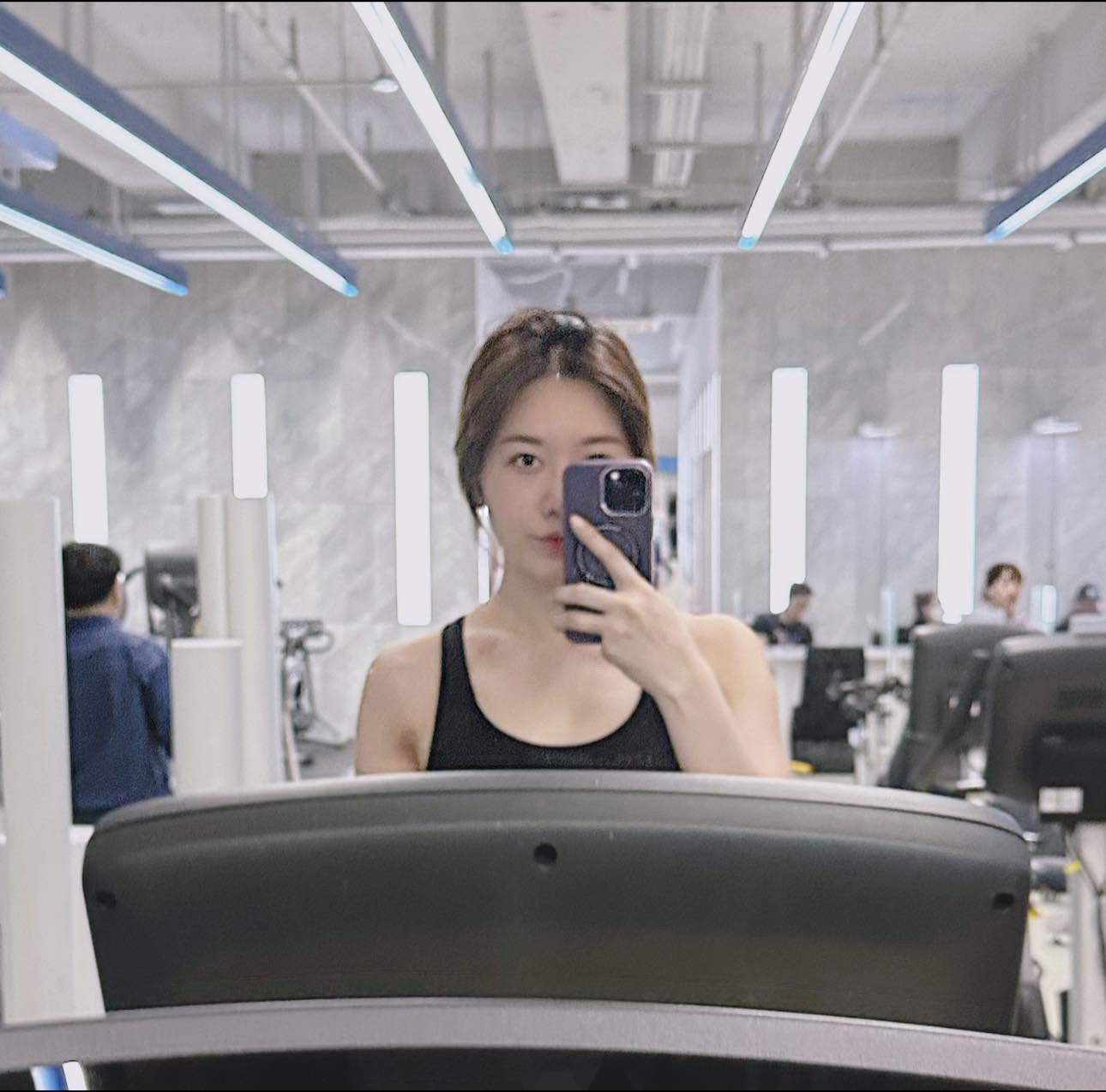 Vợ Trấn Thành chăm tập gym, Minh Tuyết quấn quýt chồng đại gia - Hình 2
