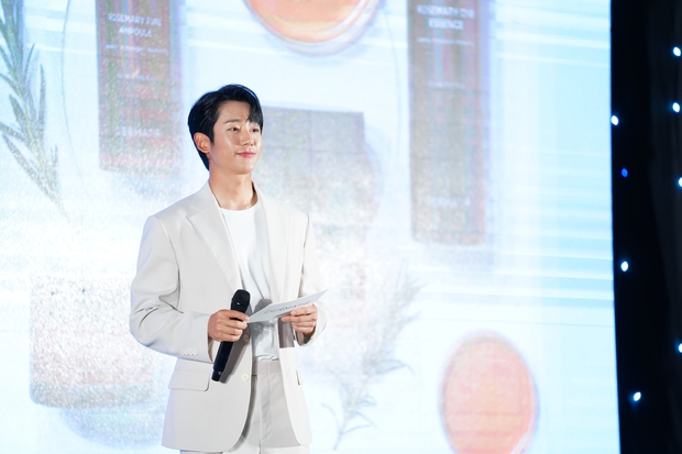 Jung Hae In đổ bộ sự kiện ở Hà Nội: Mặt đẹp như tượng tạc, chuẩn người yêu chị đại Son Ye Jin - Hình 9