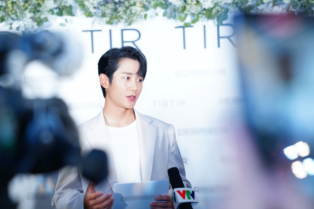 Jung Hae In đổ bộ sự kiện ở Hà Nội: Mặt đẹp như tượng tạc, chuẩn người yêu chị đại Son Ye Jin - Hình 3