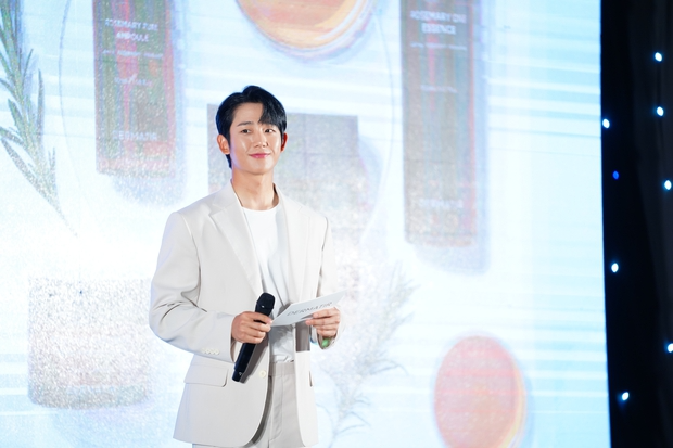 Jung Hae In đổ bộ sự kiện ở Hà Nội: Mặt đẹp như tượng tạc, chuẩn người yêu chị đại Son Ye Jin - Hình 8