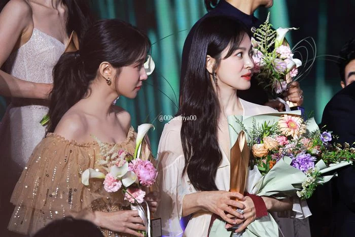 Song Hye Kyo khiến 1 nam thần đỏ mặt, đến cả mỹ nhân Hàn kém 11 tuổi cũng sợ hãi khi đứng cạnh! - Hình 9