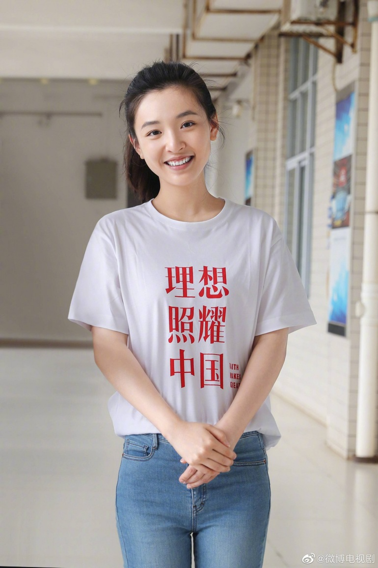 Tỷ Tỷ Đạp Gió Rẽ Sóng: Chi Pu bị Ngô Thiến, Trương Gia Nghê đá văng, có nguy cơ về nước - Hình 3