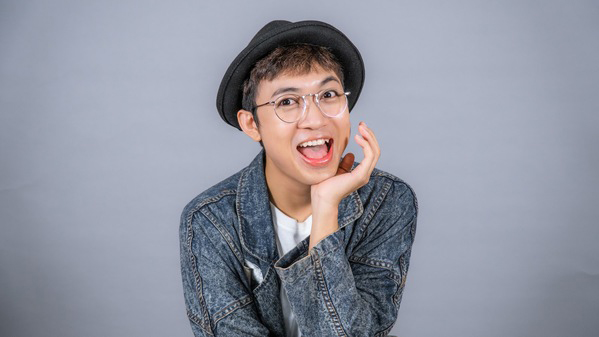 DV Năm Chà: Cuộc đời trái ngang có ba mẹ đều đi tu và hành trình trở thành Quán quân Cười Xuyên Việt - Hình 1