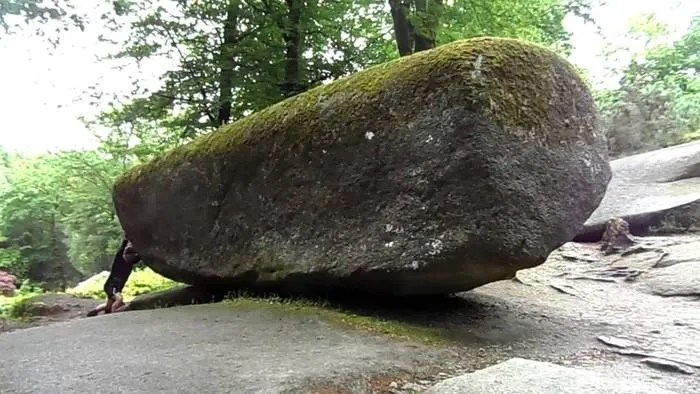 Lạ lùng tảng đá nặng tới 137 tấn nhưng ai cũng có thể dễ dàng di chuyển La-lung-tang-da-nang-toi-137-tan-nhung-ai-cung-co-the-de-dang-di-chuyen-055-6902642