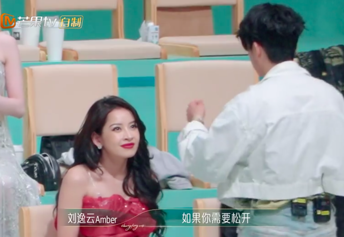 Tỷ tỷ đạp gió: Chi Pu khó thở, bị thương trong hậu trường, được Amber chăm sóc đặc biệt! - Hình 5