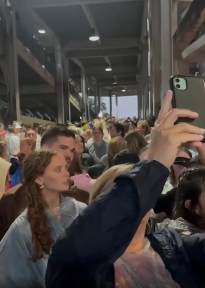 Show diễn Taylor Swift đầy hỗn loạn: Fan ngất xỉu, nôn mửa, ném đá lên sân khấu - Hình 2