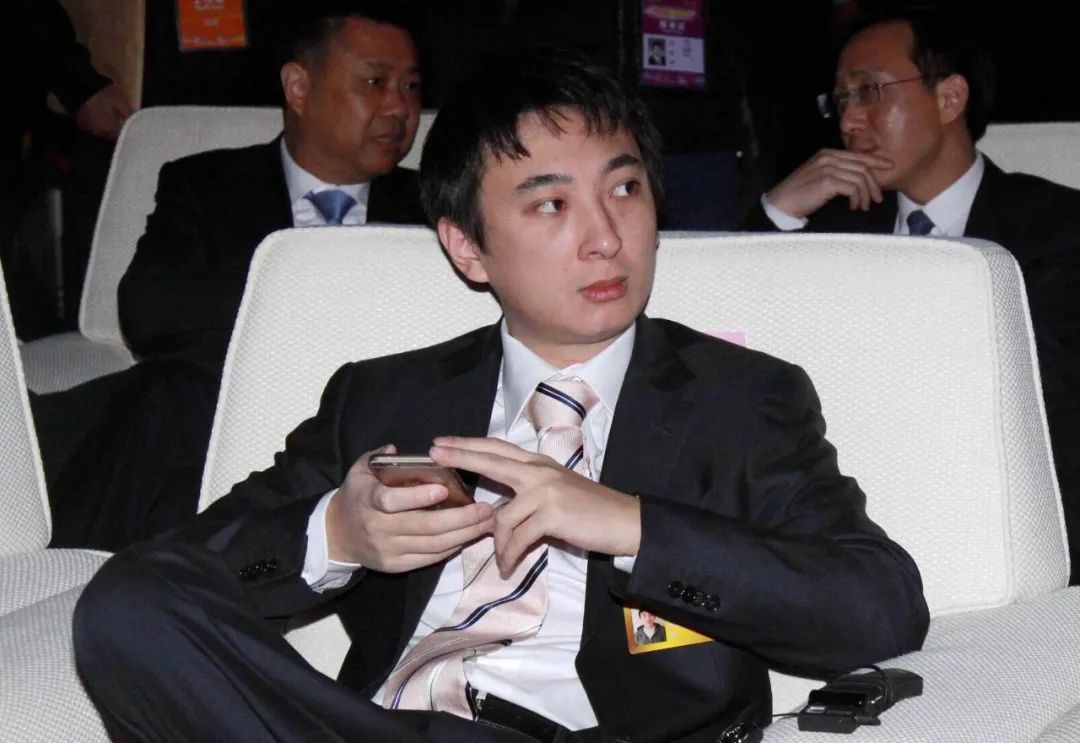 Thiếu gia tỉ đô Vương Tư Thông kéo tóc, tác động vật lý chân dài nổi tiếng gây phẫn nộ - Hình 7