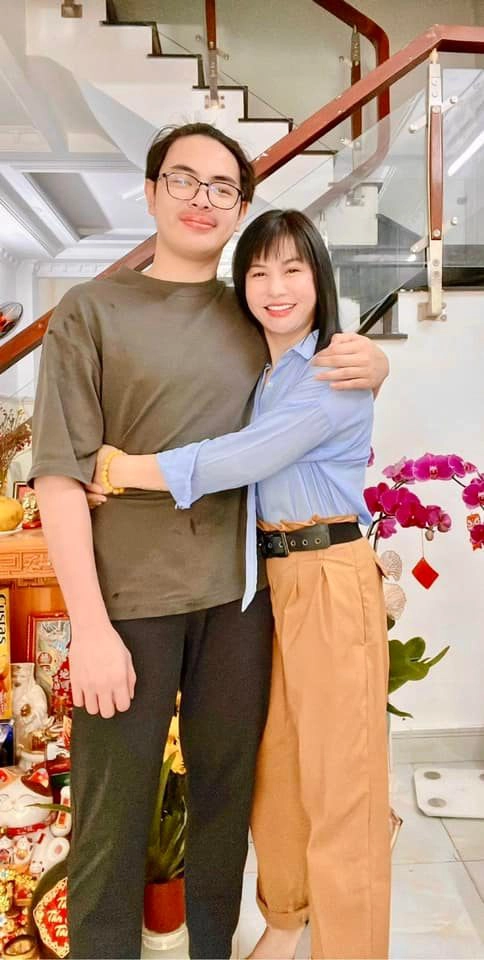 Con trai Cát Phượng tỏ thái độ lạ với tình mới của mẹ, vẫn dành tình cảm đặc biệt cho Kiều Minh Tuấn - Hình 2