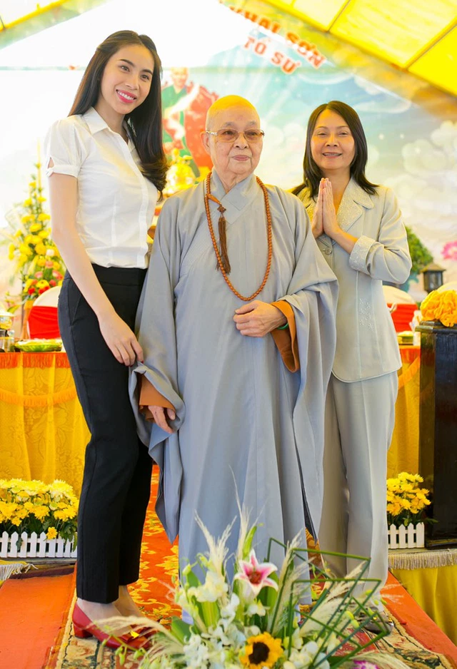 Mẹ ruột Thủy Tiên: Vỡ ối vẫn phải đọc đủ bộ kinh rồi mới đi sinh, cứ 1-2 ngày bắt con gái gửi tiền - Hình 2