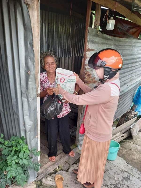 Mẹ ruột Thủy Tiên: Vỡ ối vẫn phải đọc đủ bộ kinh rồi mới đi sinh, cứ 1-2 ngày bắt con gái gửi tiền - Hình 7