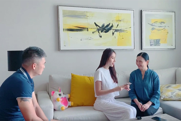 Mẹ ruột Thủy Tiên: Vỡ ối vẫn phải đọc đủ bộ kinh rồi mới đi sinh, cứ 1-2 ngày bắt con gái gửi tiền - Hình 8