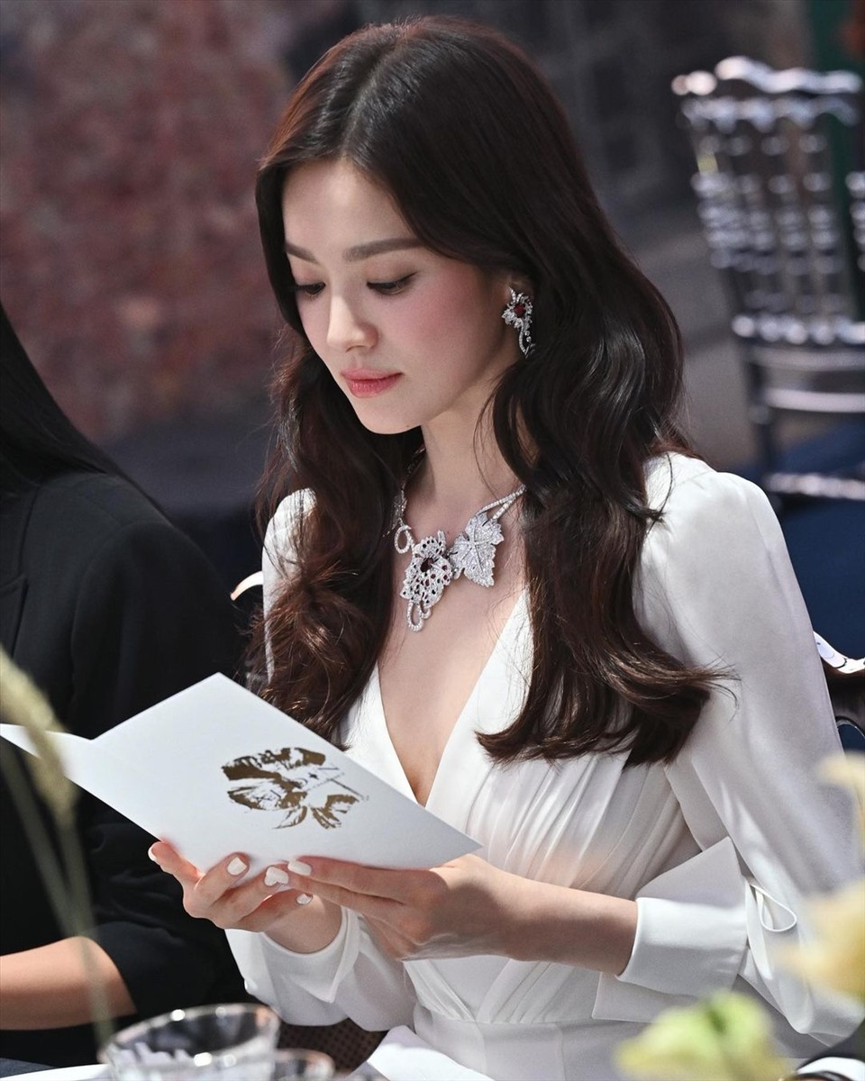 Song Hye Kyo - Cha Eun Woo gây náo loạn sân bay, nghi vấn tòm tem 2 tiếng trong xe là chính xác? - Hình 10