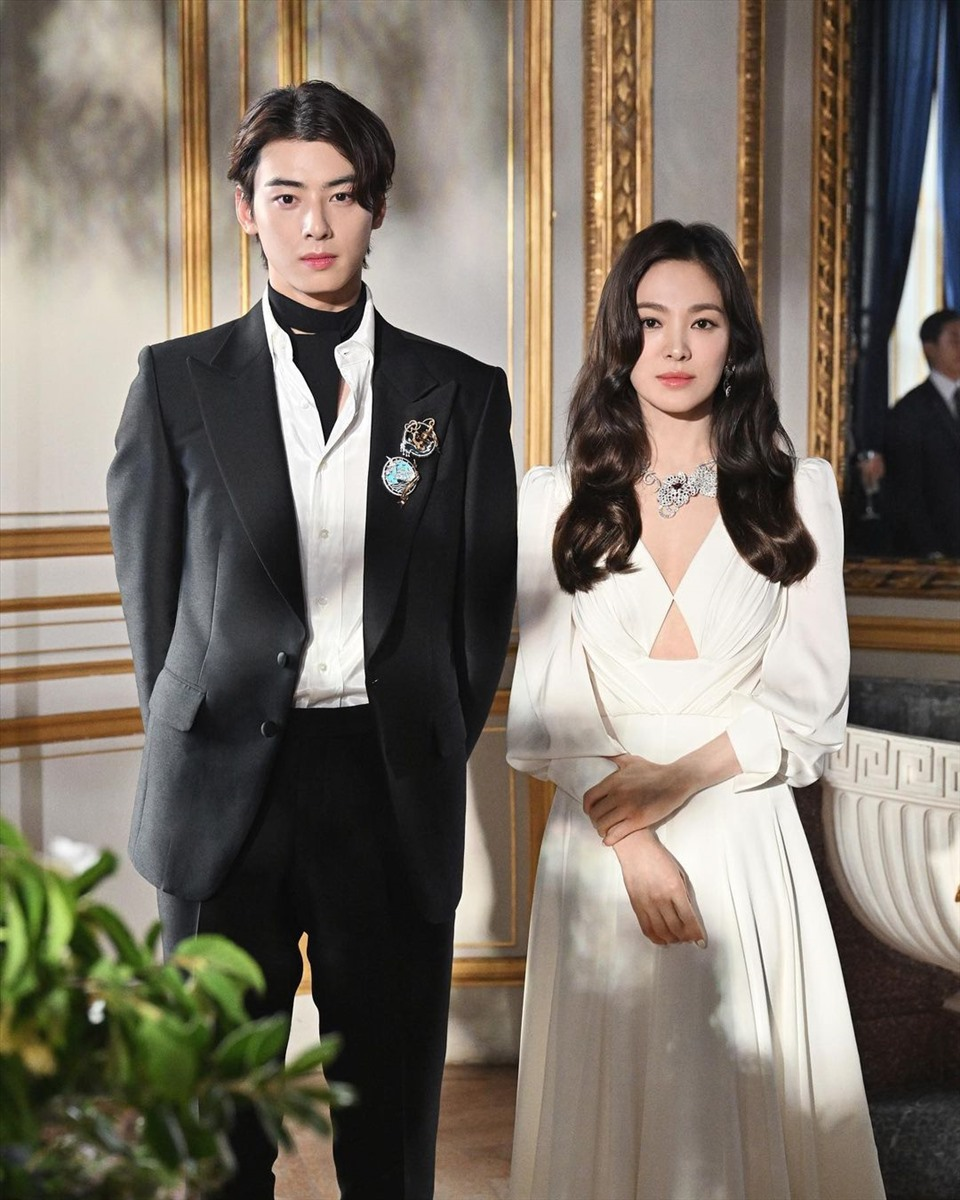 Song Hye Kyo - Cha Eun Woo gây náo loạn sân bay, nghi vấn tòm tem 2 tiếng trong xe là chính xác? - Hình 6