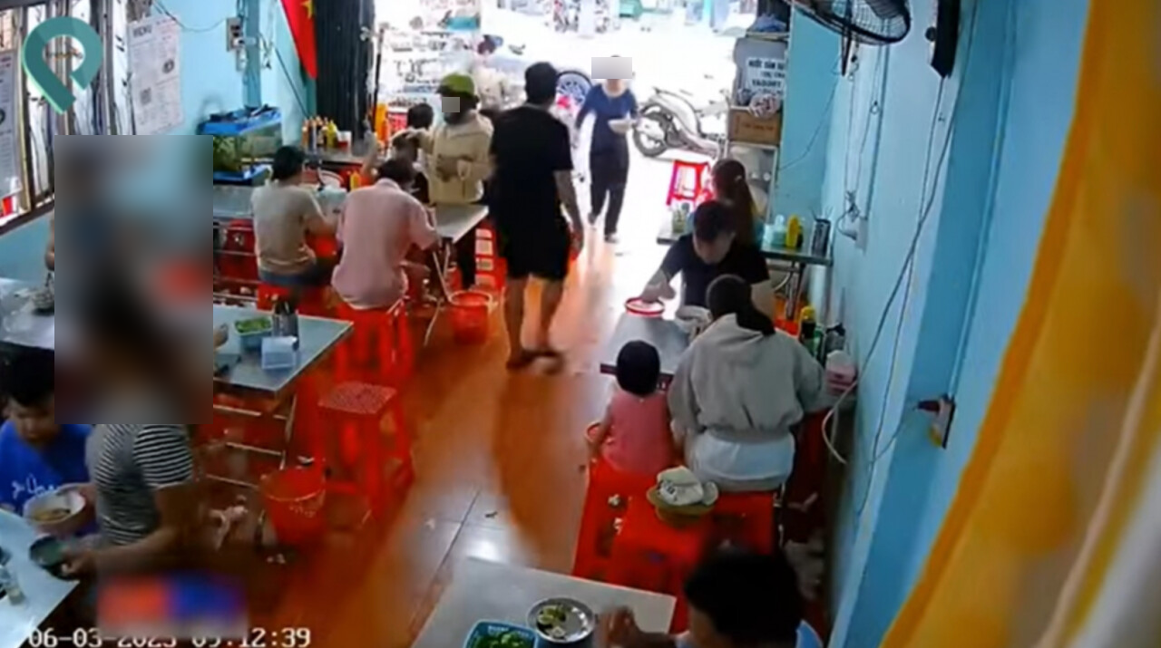 Nam thực khách đi ăn giở thói côn đồ, đập nát bát đũa, đòi mua nhang cúng chủ quán chỉ vì nhầm món - Hình 4