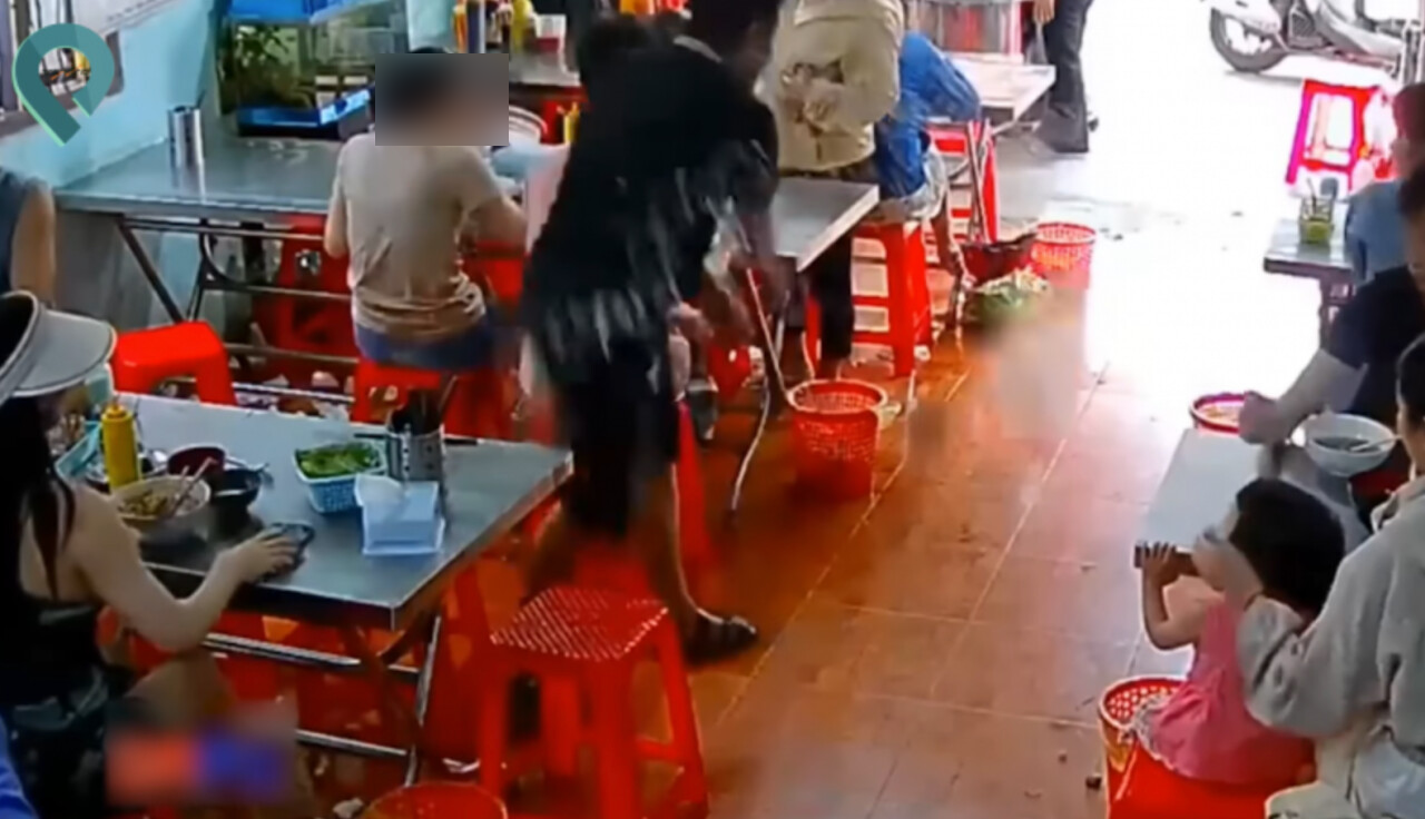 Nam thực khách đi ăn giở thói côn đồ, đập nát bát đũa, đòi mua nhang cúng chủ quán chỉ vì nhầm món - Hình 7