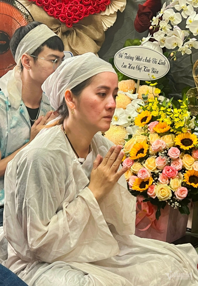 Con gái NSƯT Vũ Linh bật khóc trong lễ cúng 100 ngày cha - Hình 6