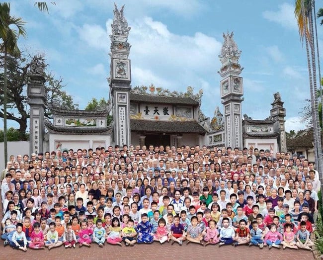 Hình ảnh một dòng họ đông nhất Việt Nam gây bão mạng xã hội, CĐM phát hiện điểm bất thường giữa hơn 500 người - Hình 1