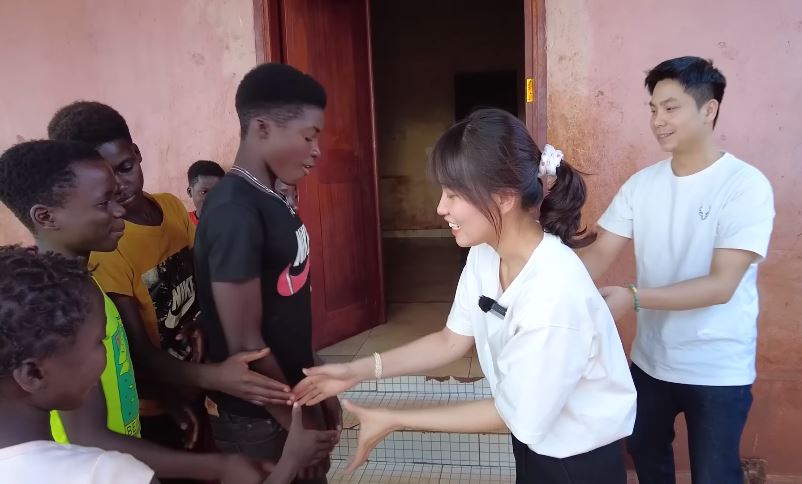 Quang Linh Vlog chính thức lên tiếng tin bất hòa bố đẻ, xây dựng cơ ngơi ở Angola nhờ nhân vật này - Hình 4