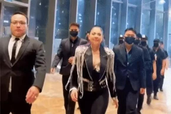 Thanh Thảo đối chất khi bị chế giễu làm lố, thuê chục vệ sĩ hộ tống nhưng không ai thèm ngó? - Hình 1