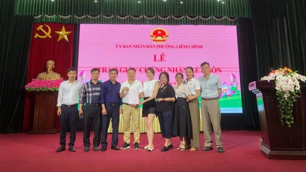 Phương Oanh - Shark Bình thành vợ chồng hợp pháp: Chính quyền địa phương nói gì về tấm bảng lạ lẫm? - Hình 2