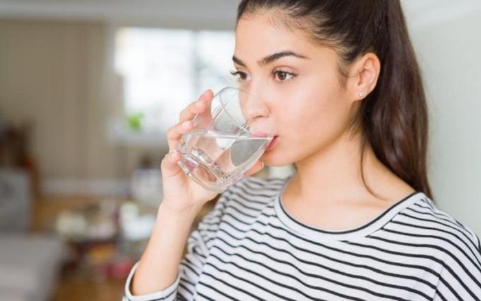Uống nước trước khi ăn hay trong bữa ăn để giảm cân? - Hình 1