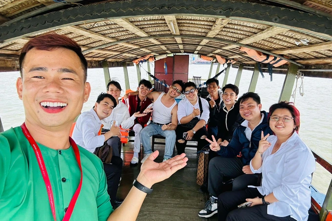 Chủ tịch soái ca ACB được gán ghép với Thúy Liễu vì 1 hành động ở hậu trường clip gây bão? - Hình 5