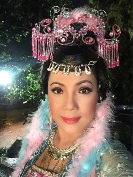NSƯT Cẩm Tiên - Bà hoàng hơi dài: Từ cô sinh viên sư phạm thành đào chánh cải lương, U60 viên mãn - Hình 2