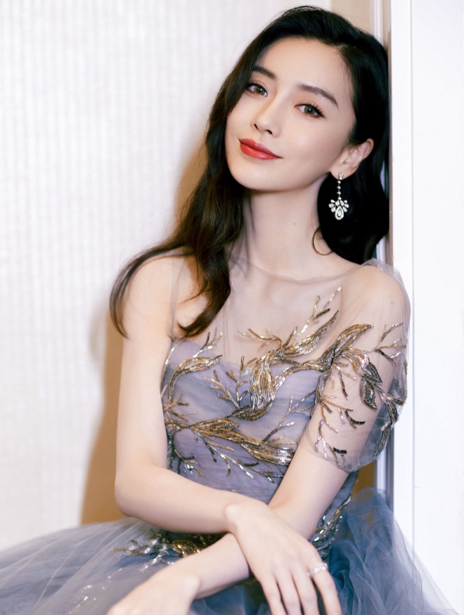 Angelababy kiếm tiền nhờ gương mặt đẹp, bỏ túi 80 tỷ đồng bằng 1 chữ ký, không cần Huỳnh Hiểu Minh - Hình 2