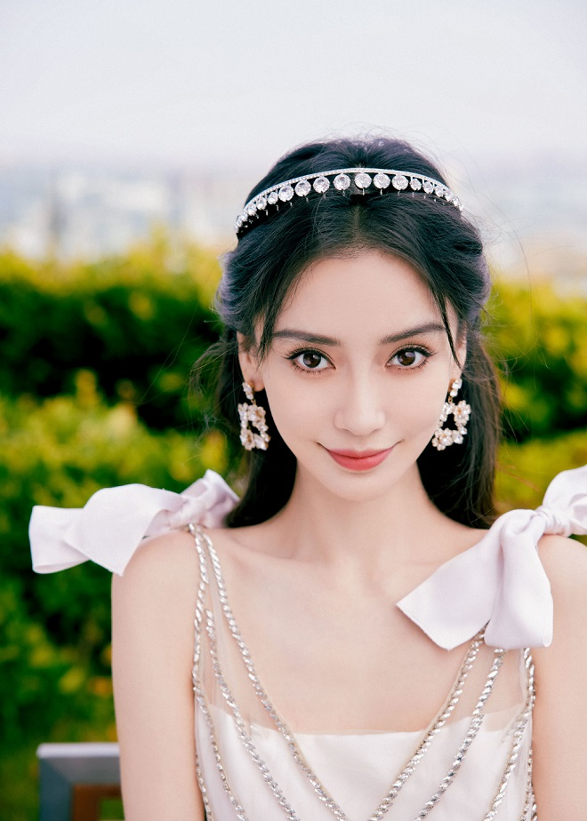 Angelababy kiếm tiền nhờ gương mặt đẹp, bỏ túi 80 tỷ đồng bằng 1 chữ ký, không cần Huỳnh Hiểu Minh - Hình 6
