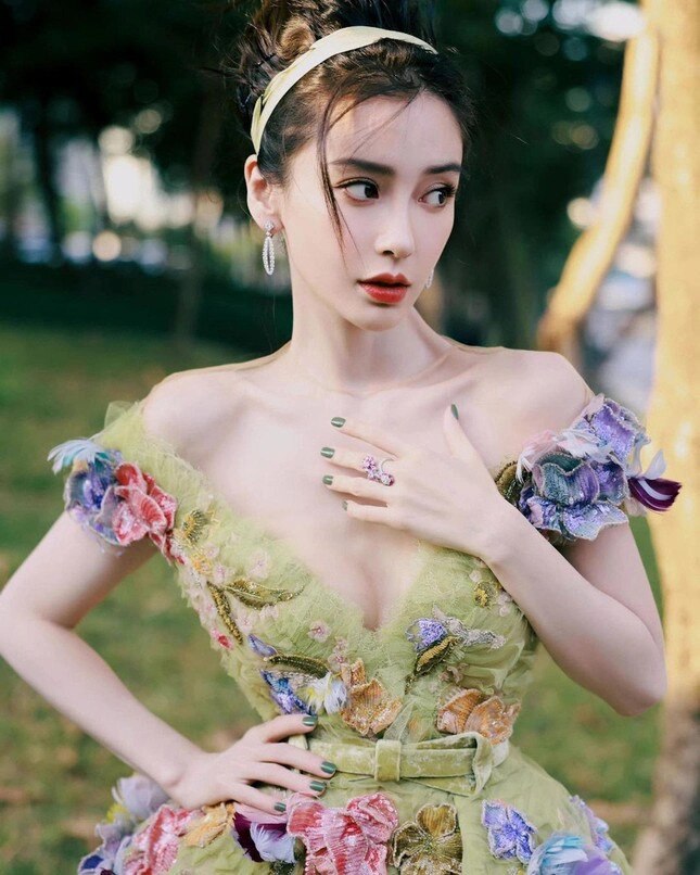 Angelababy kiếm tiền nhờ gương mặt đẹp, bỏ túi 80 tỷ đồng bằng 1 chữ ký, không cần Huỳnh Hiểu Minh - Hình 1